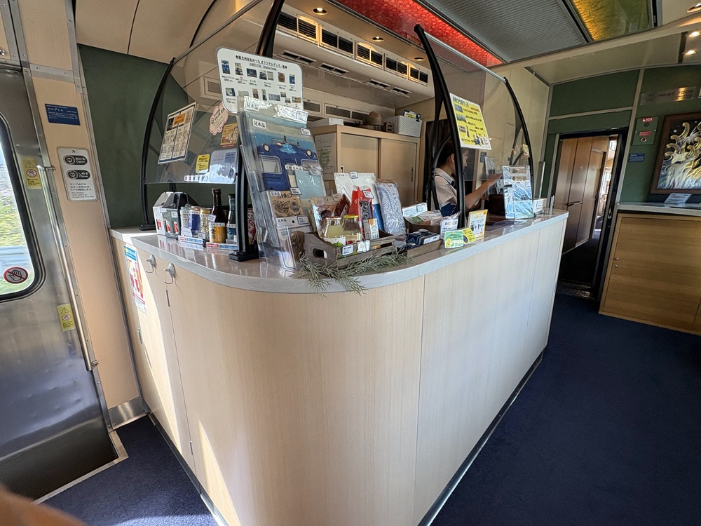 2号車にある物販コーナー