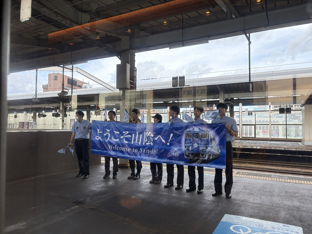 駅員さんたちがお見送り