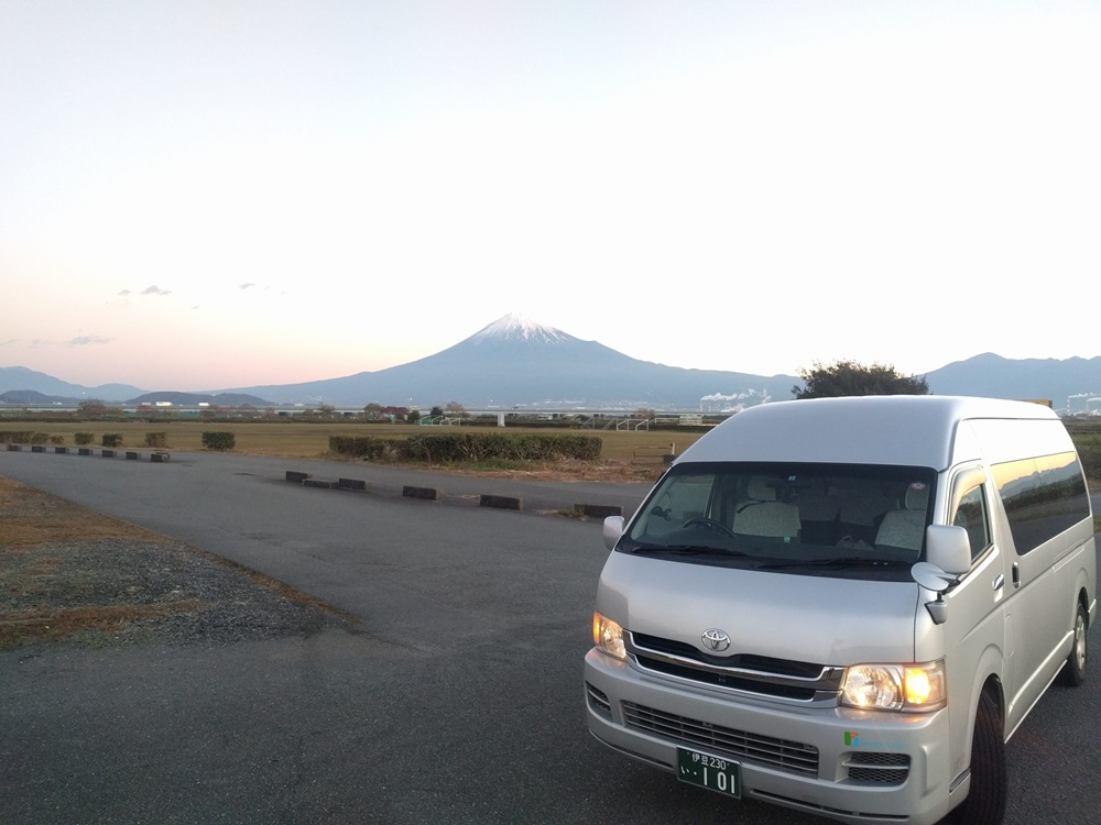 希少なミニバス（コミューター）も所有するハッピーラインズ（静岡県）、ロケバスもお任せ！