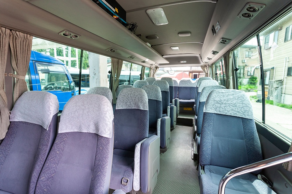 日野リエッセ（28名定員）の車内