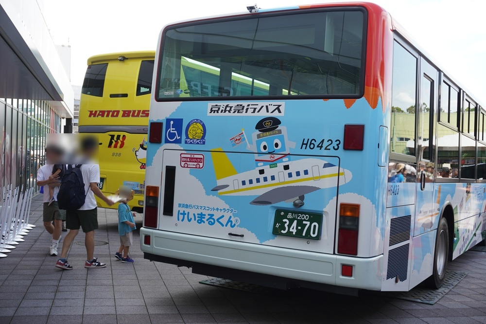 けいまるくんラッピングのバス