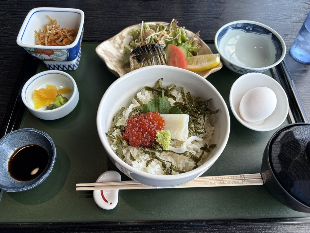 いかといくらのたまごぶっかけ丼