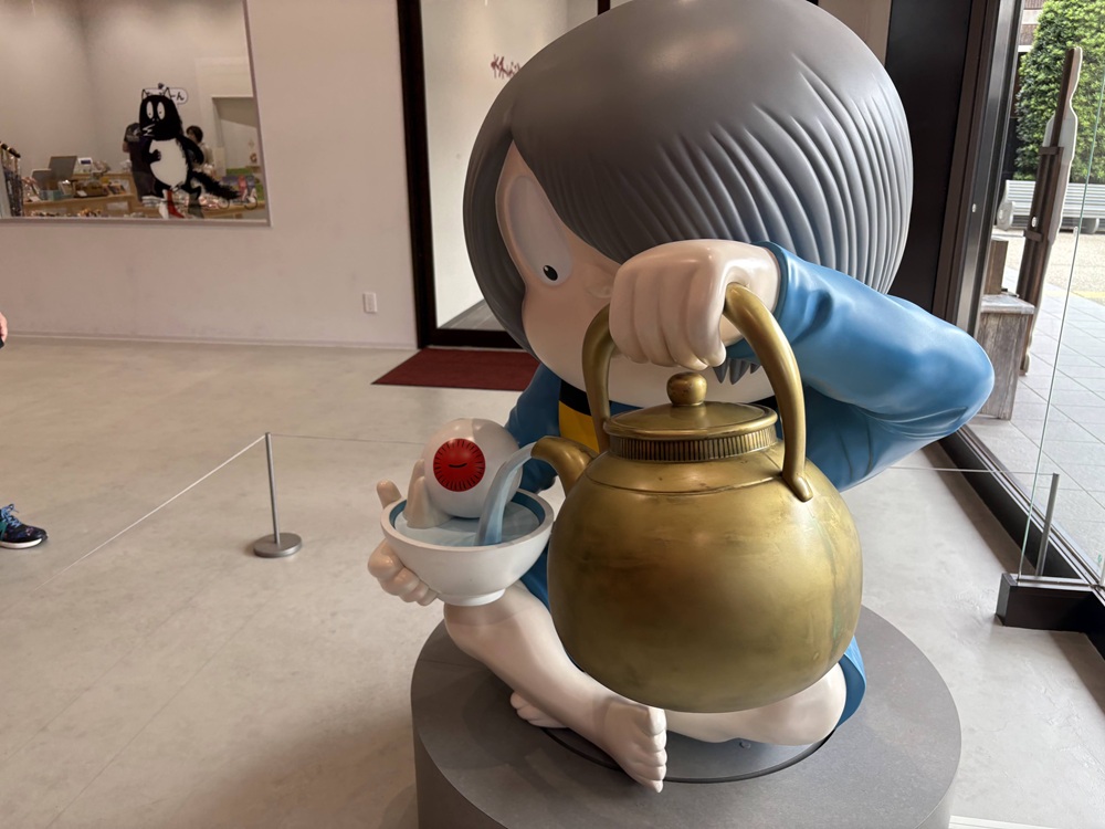 記念館の入口にある回る鬼太郎
