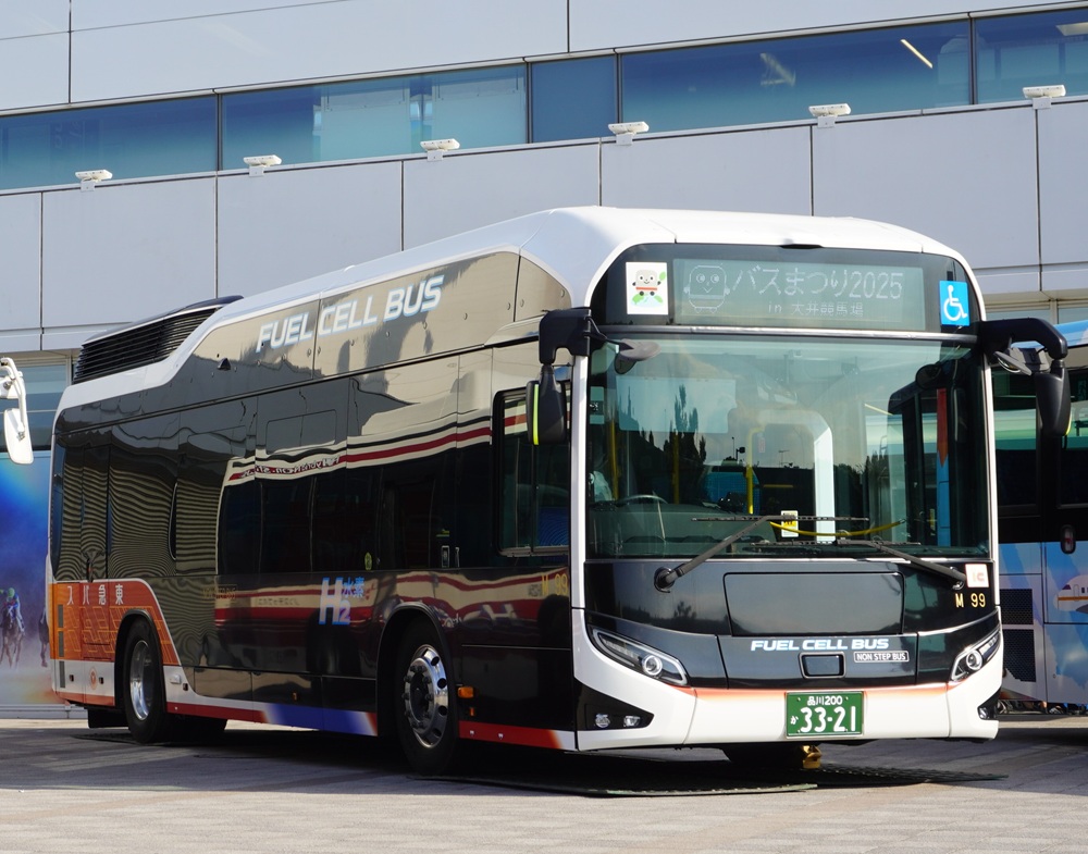 東急バスからは燃料電池バスSORAが来場