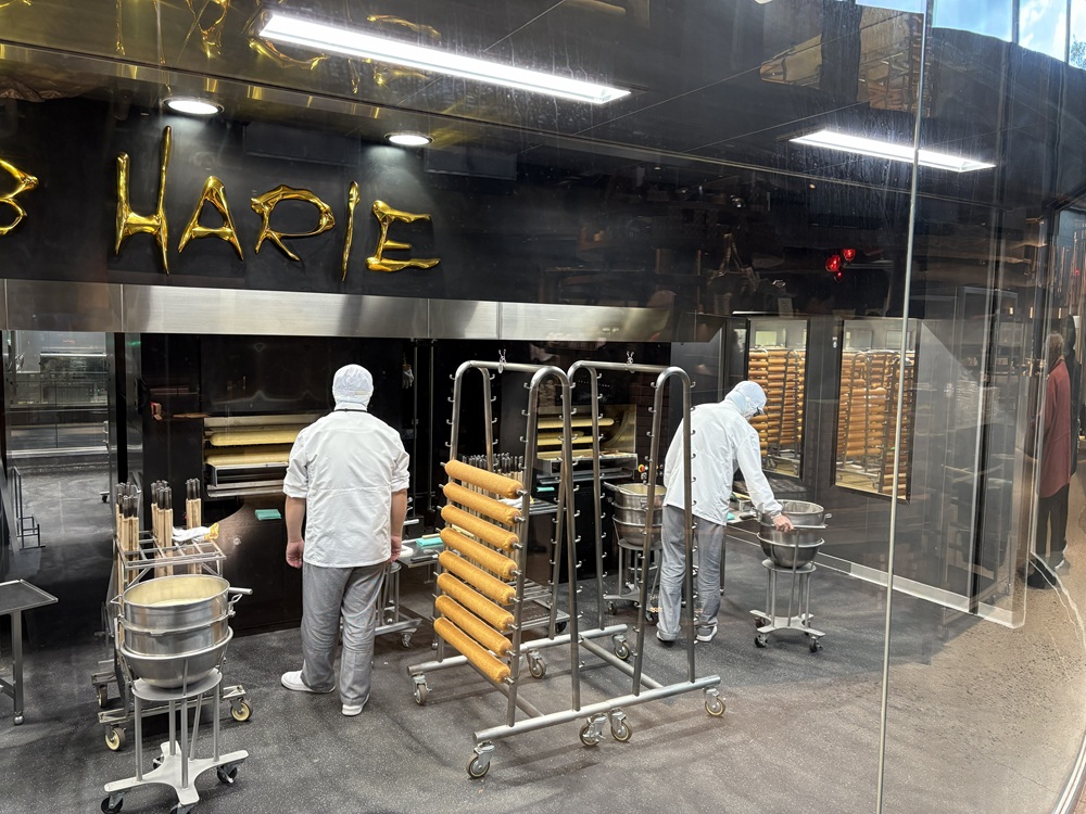 バームクーヘンが焼きあがるまでを見学できる