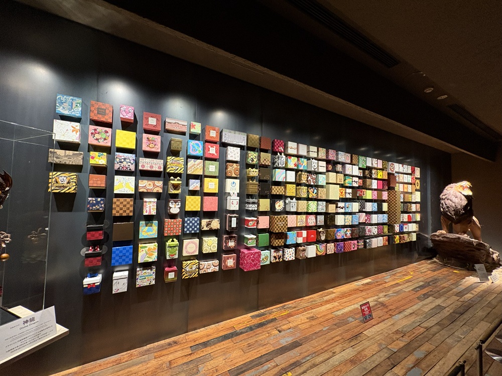 2階通路にパッケージが飾られている