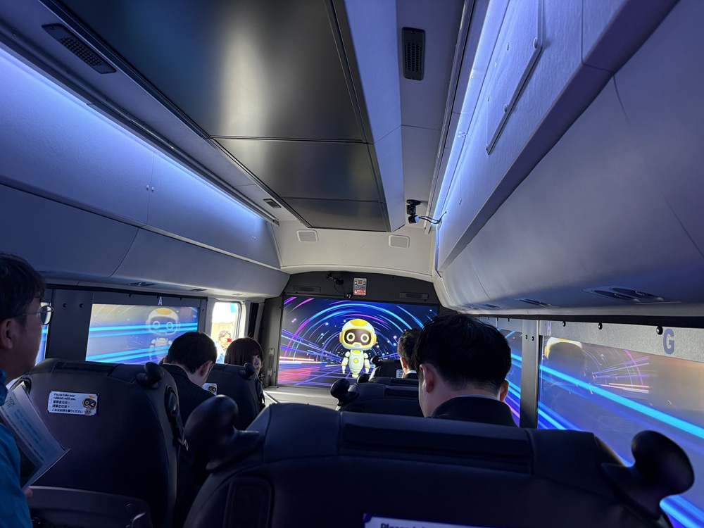 多言語・対話型AIバスガイドとコミュニケーションが取れるユニークな仕様