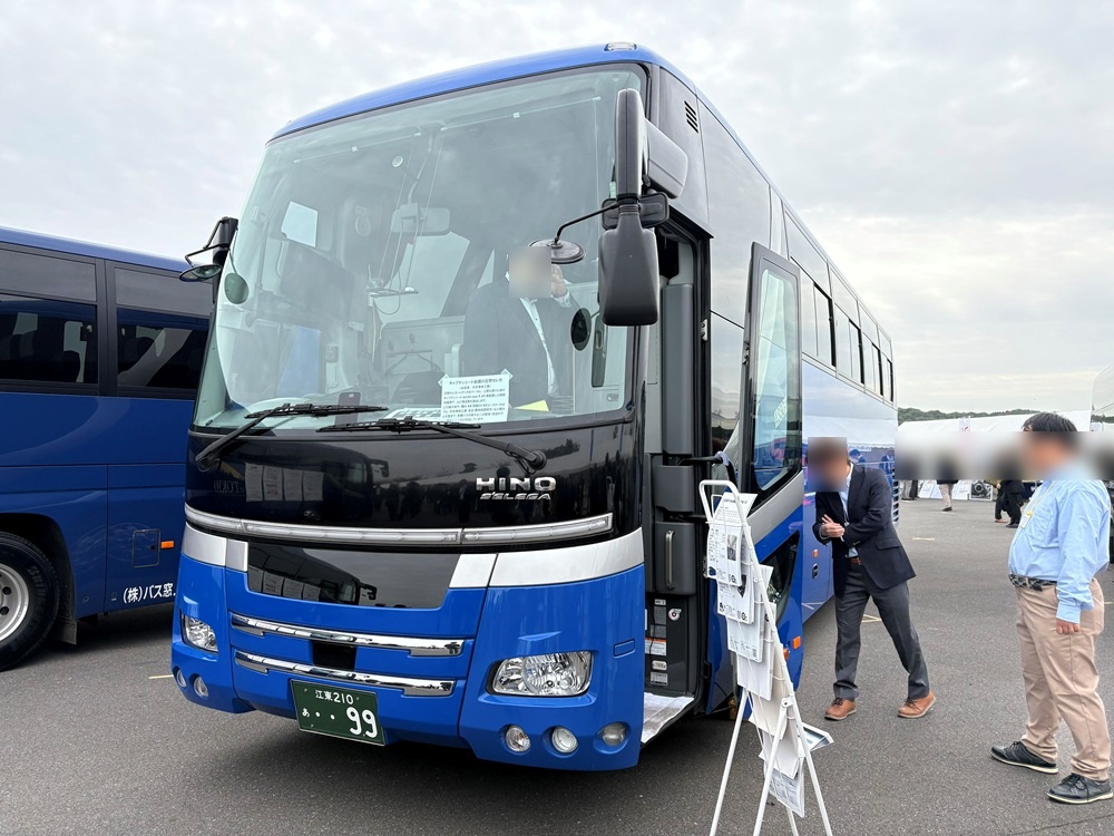 中京車体工業「日野セレガ」にキャプテンシート装備