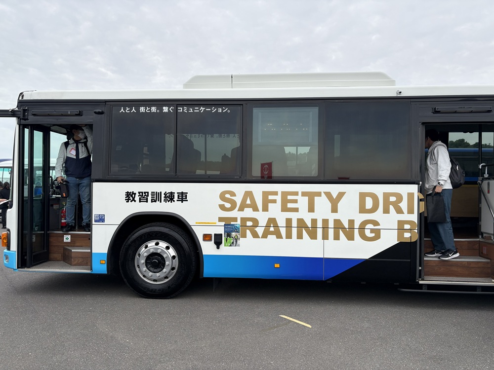 ジャパン・トゥエンティワンの最新機器を搭載した「中日臨海バス」の訓練車