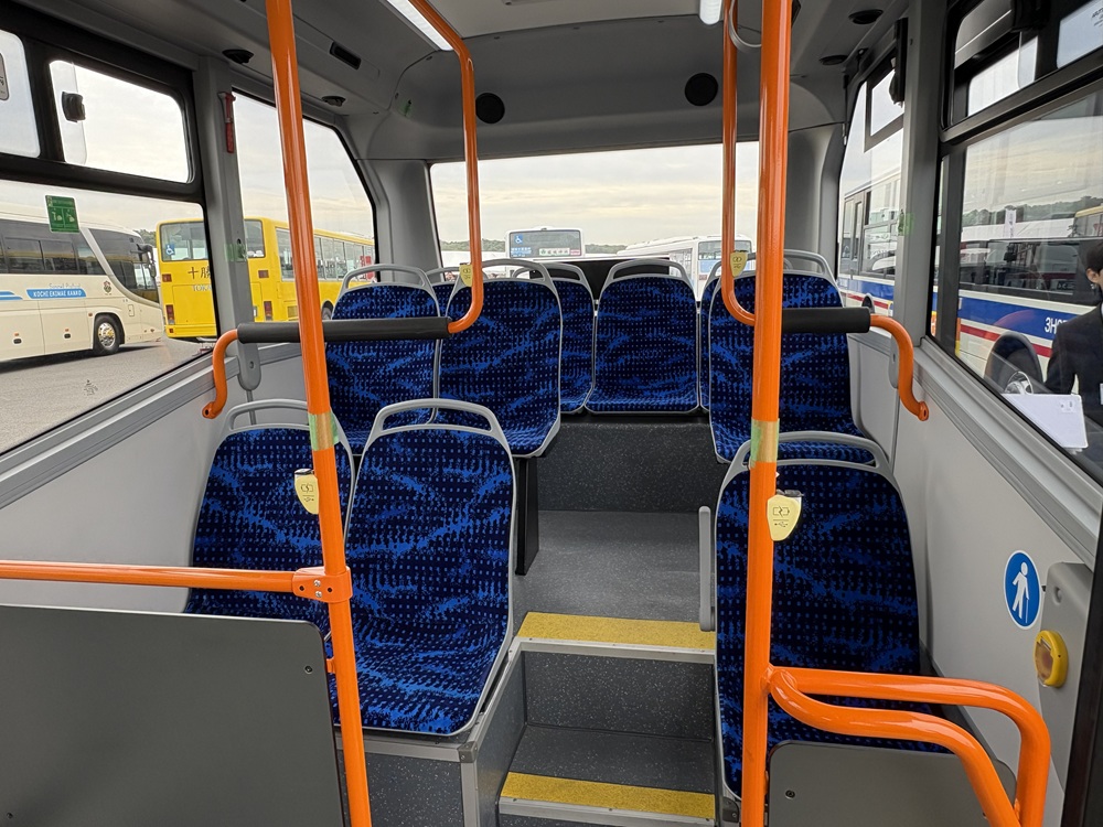 カルサン e-JESTの車内