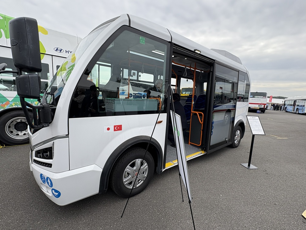 ベンチュラ製の加賀開きドアが日本仕様