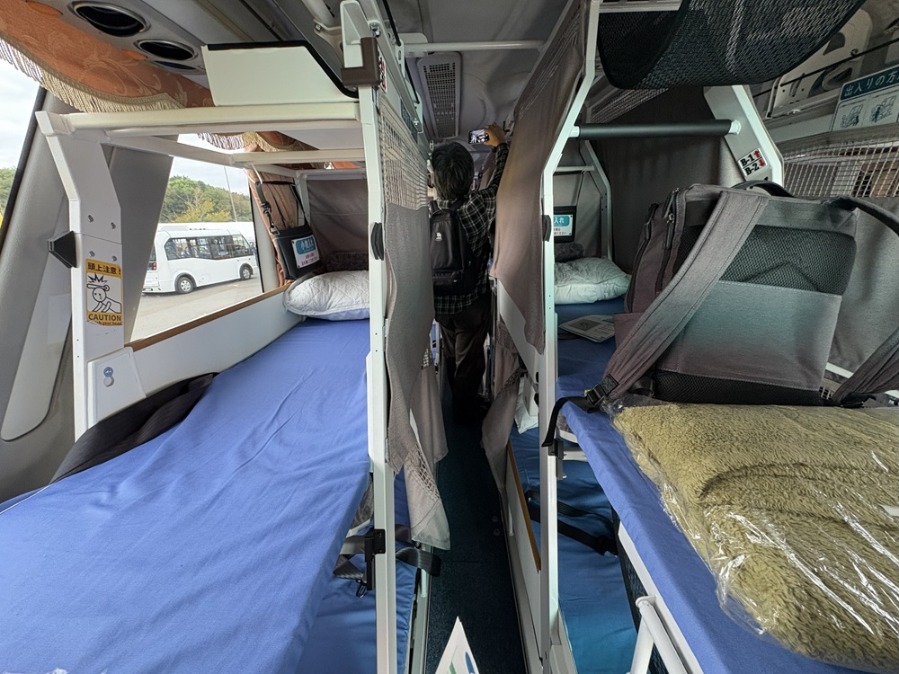 車内思いのほか狭いのでカラダの大きな男性は苦労しそう