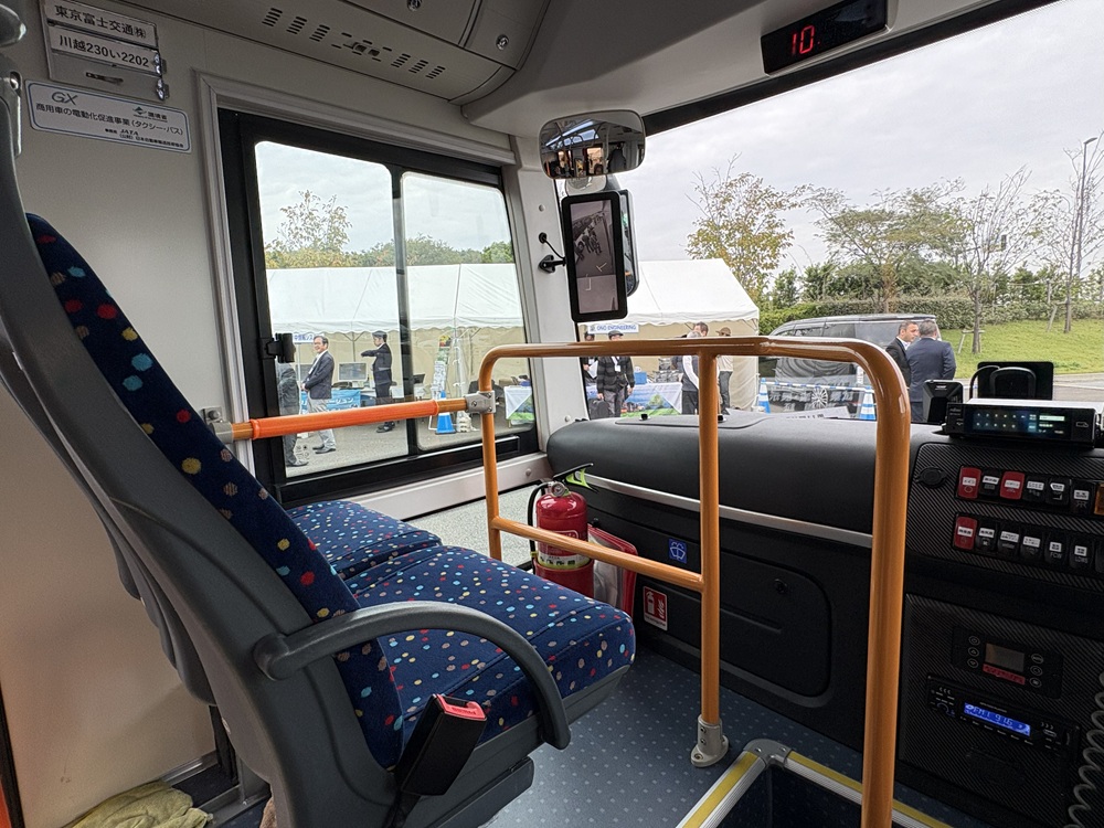 ドライバーさんの横にも座席