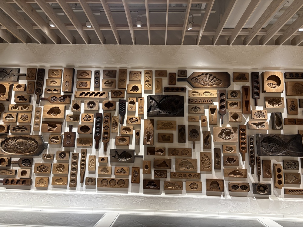 壁面を彩る和菓子の木型