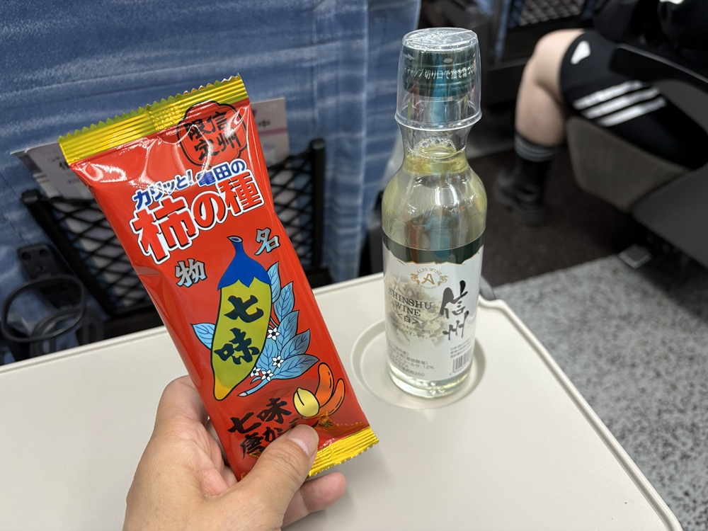 あずさ54号で追加のワインを飲む