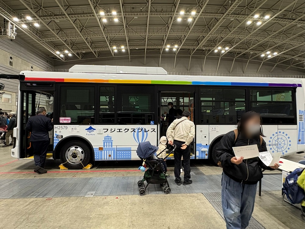 横浜の名所を網羅したラッピング