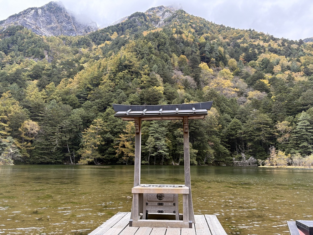 穂高神社奥宮から明神岳を見上げる