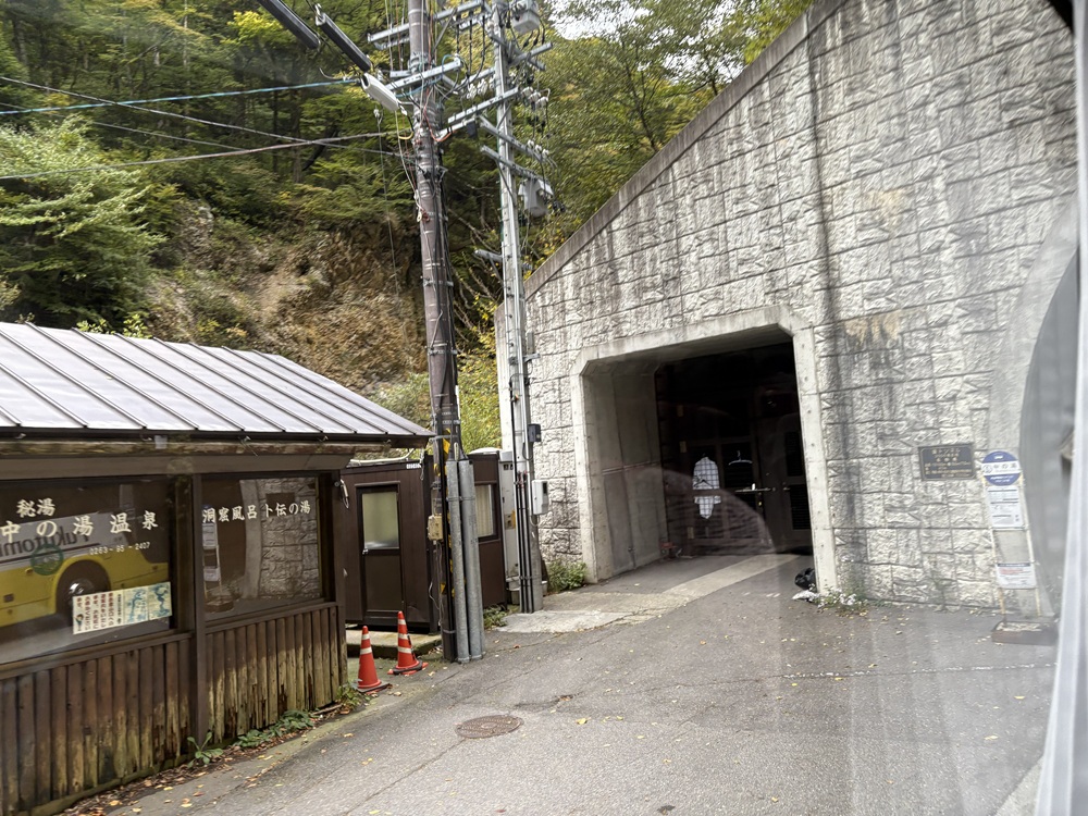 古い釜トンネルを車窓から