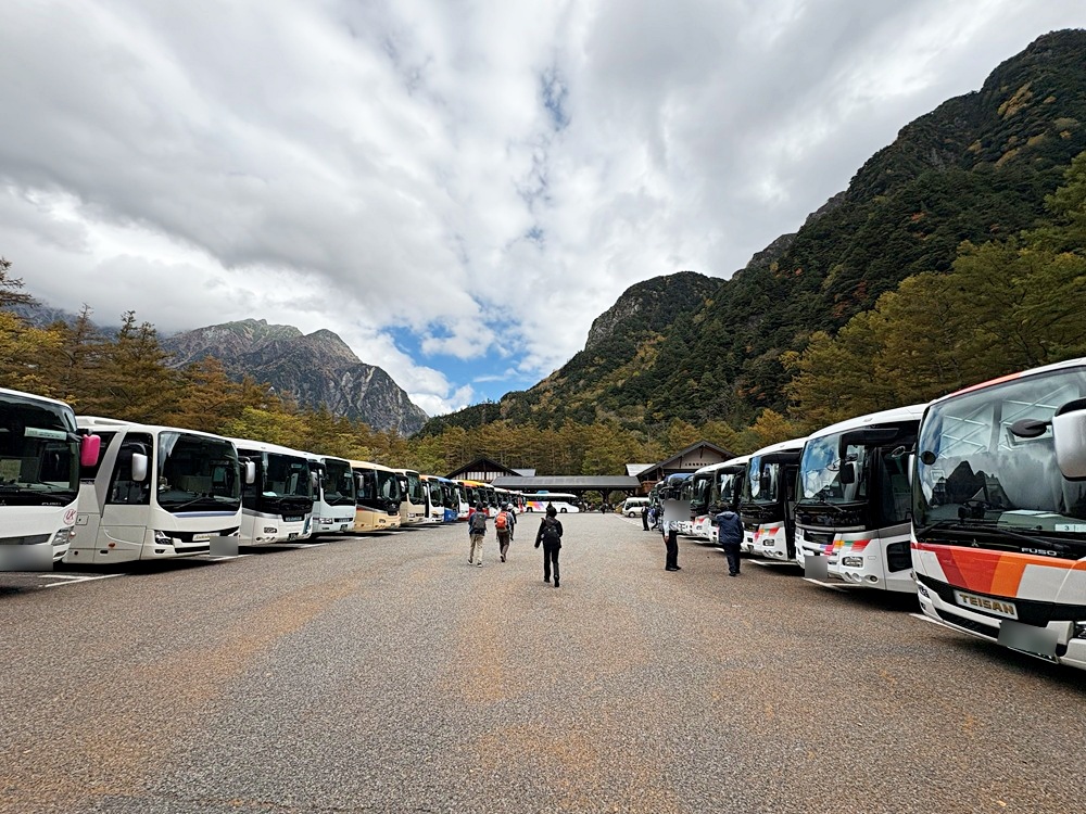 上高地バスターミナルはバスだらけ
