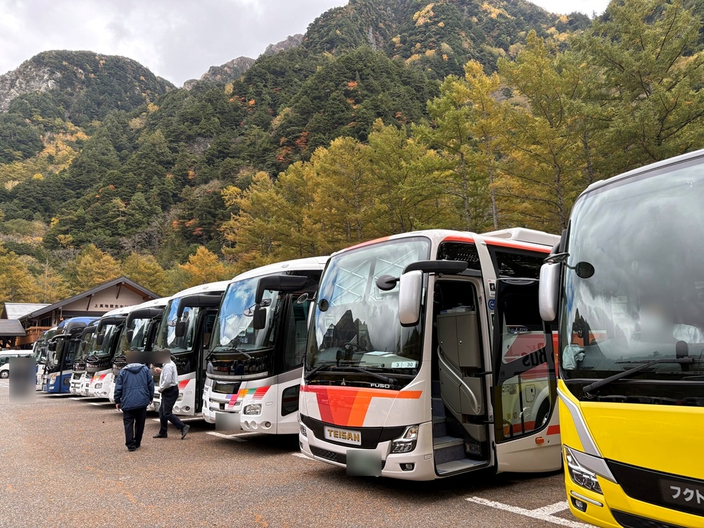 上高地バスターミナルに並ぶ観光バス