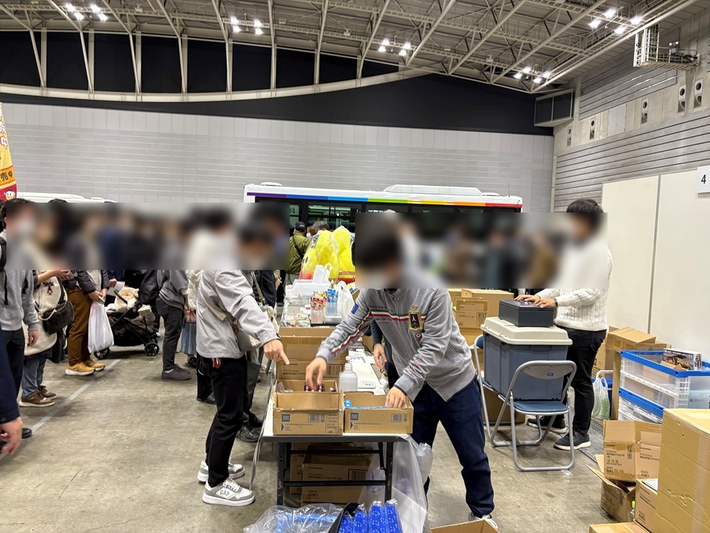 グッズコーナーには長い行列