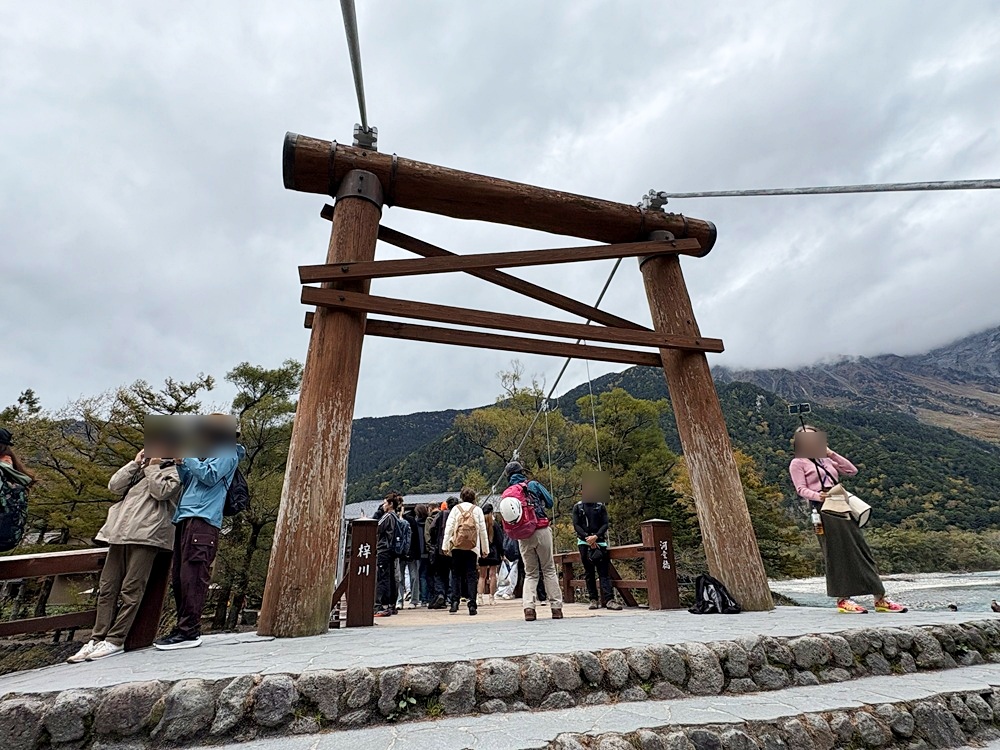 河童橋を渡り、右岸コースへ
