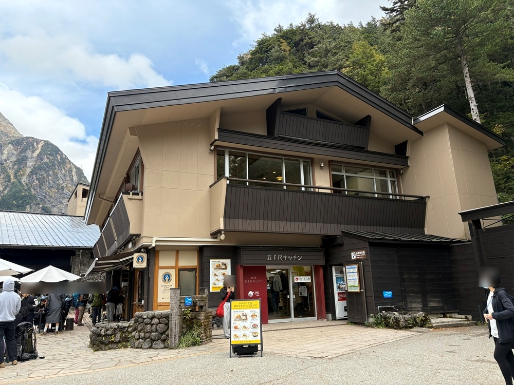 河童橋周辺にはお店が多い