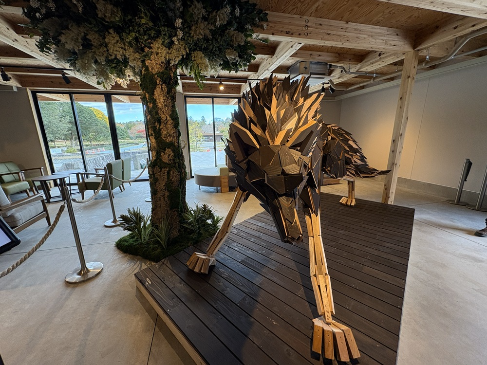施設の建築等で出た端材を使ってつくられたオブジェ