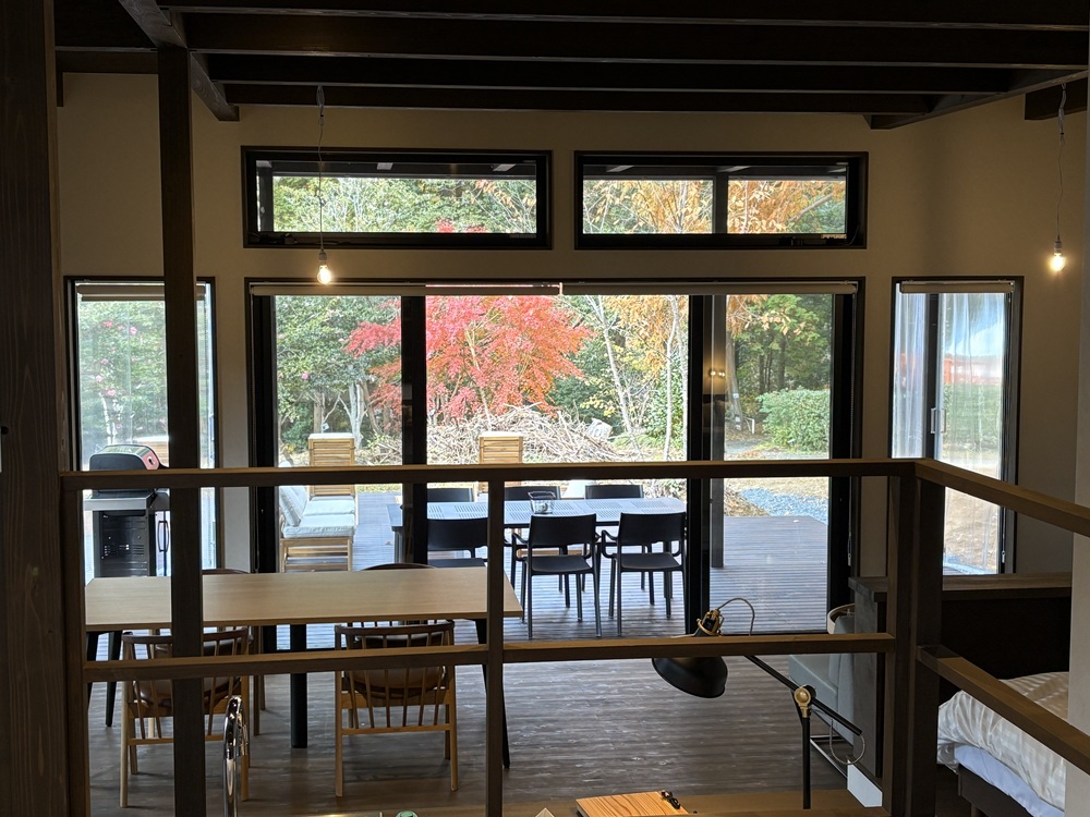 室内からテラス側を臨む