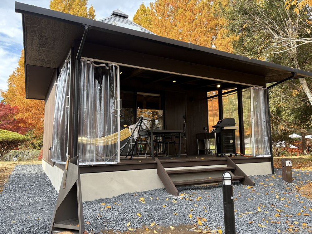 山小屋風の2階建て「ヒルズコテージ」