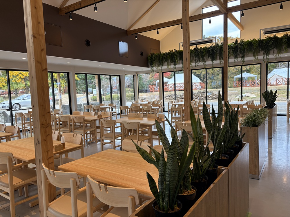 開放感たっぷりのカフェ内部