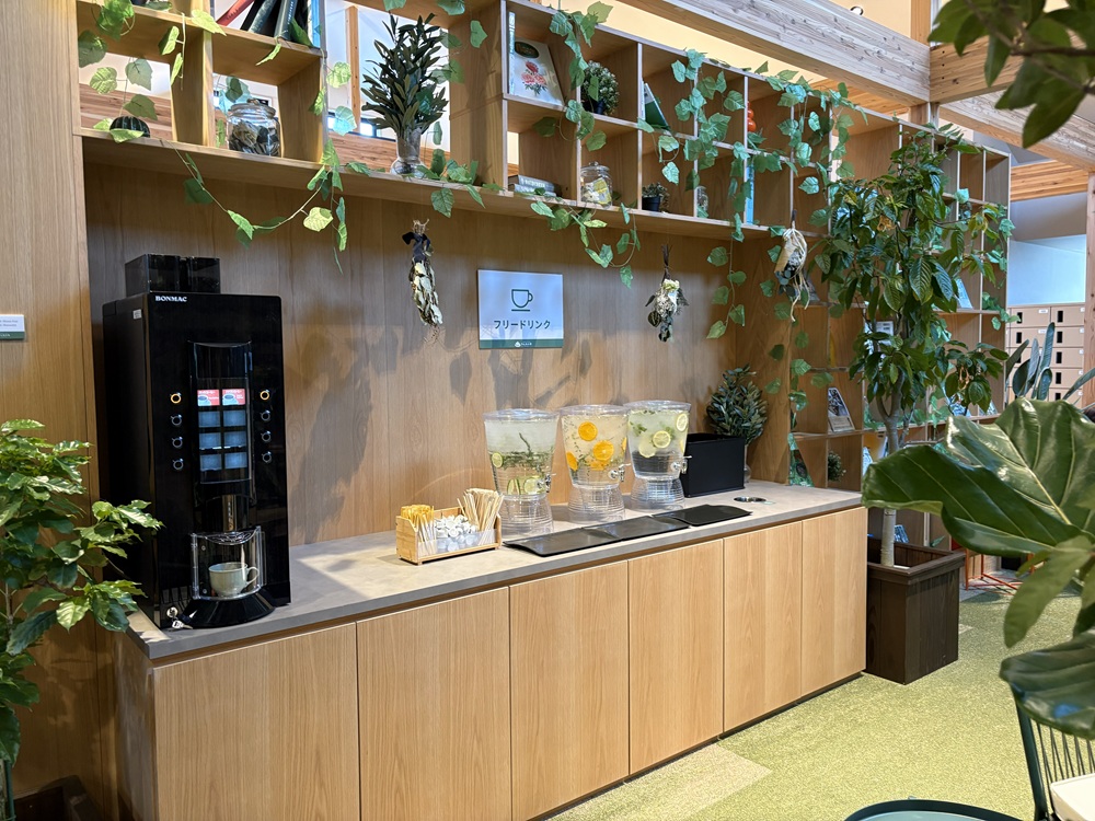 無料のドリンクサーバーも