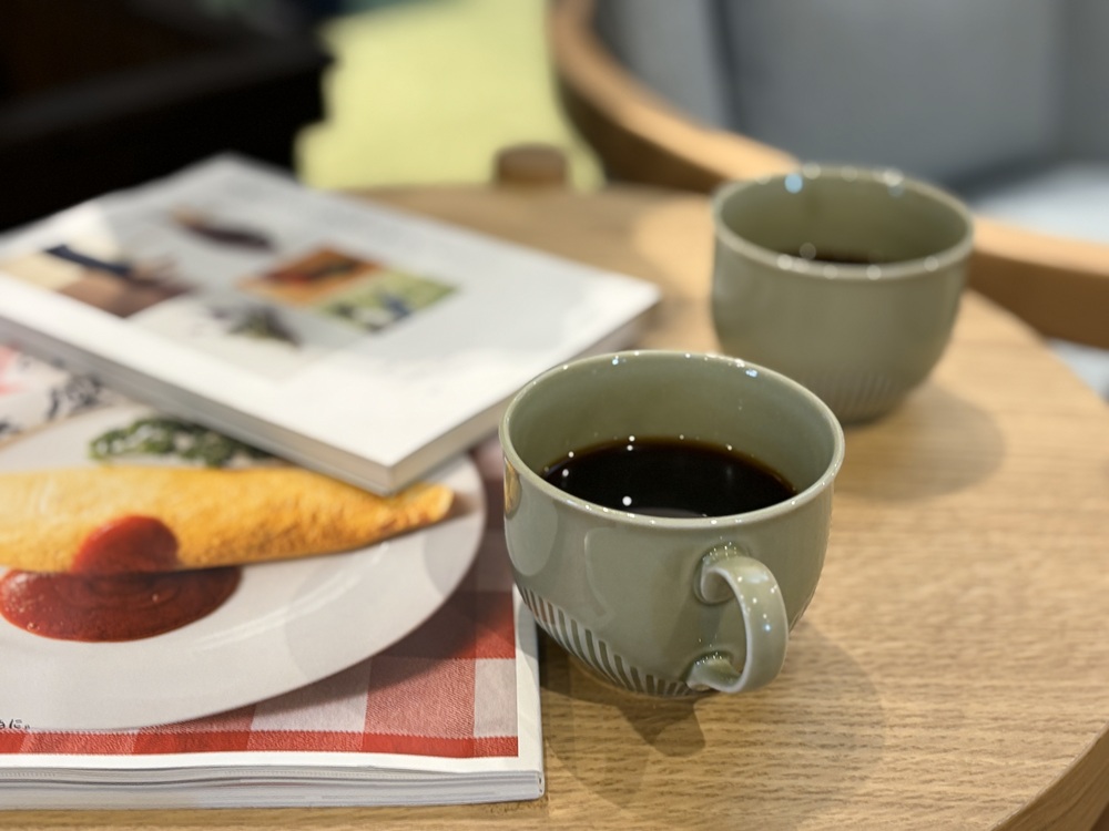 珈琲を飲みながら読書も楽しめる。