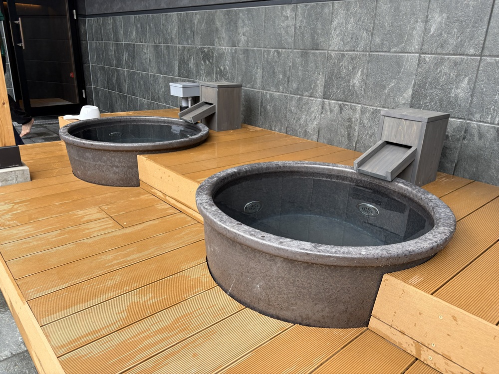 屋外には水風呂も