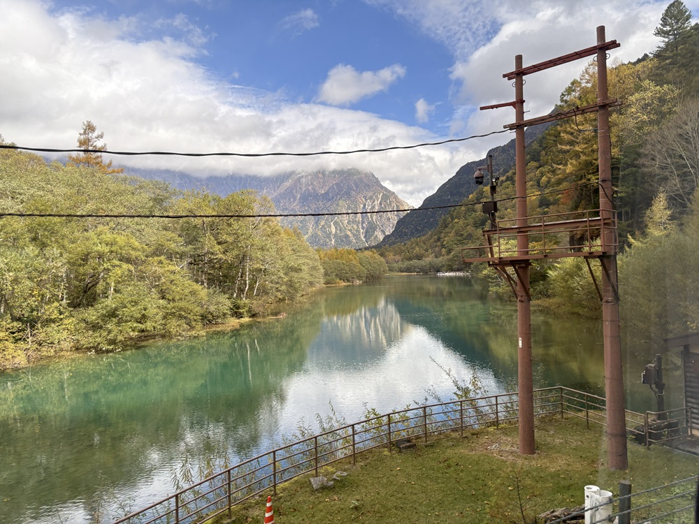大正池を車窓から