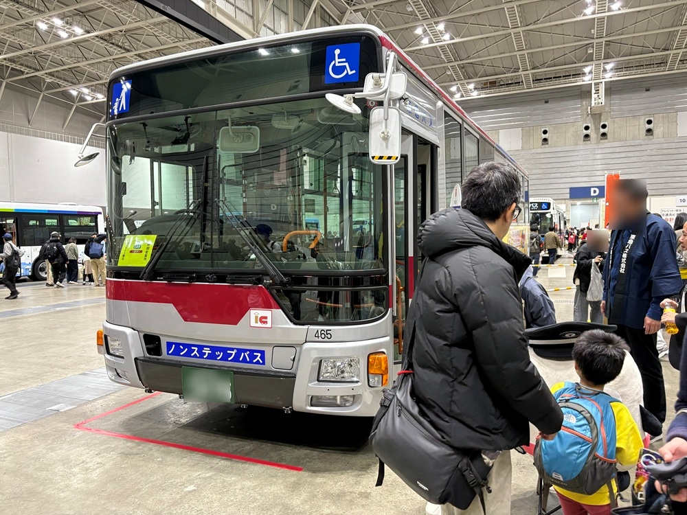 ノッテちゃんラッピングの東急バス