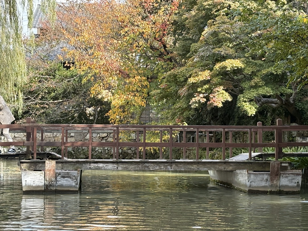 八幡堀巡りで船から橋を見る