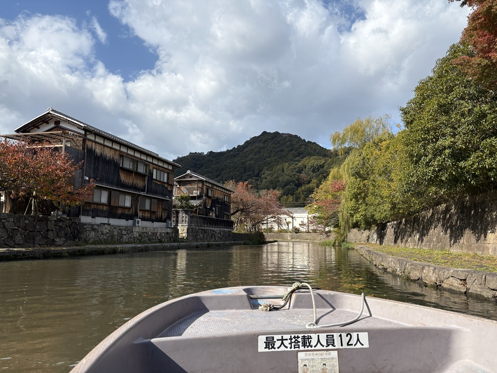八幡堀がゆるやかにカーブ