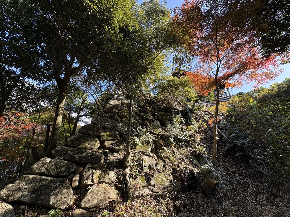 途中に城の遺構・石垣が残る