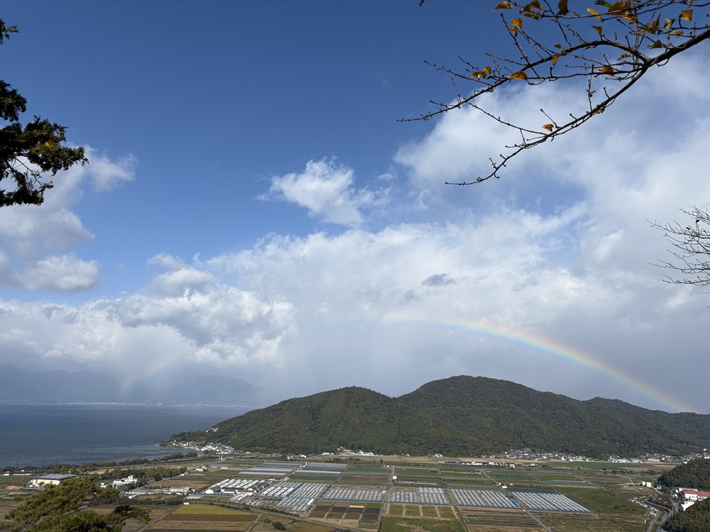 空には美しい虹が