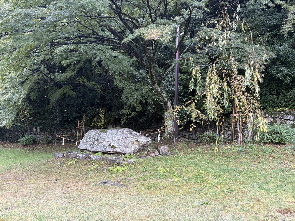 巨石を祀っているところも