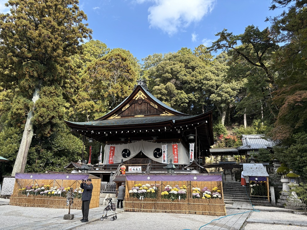 木造入母屋造の拝殿