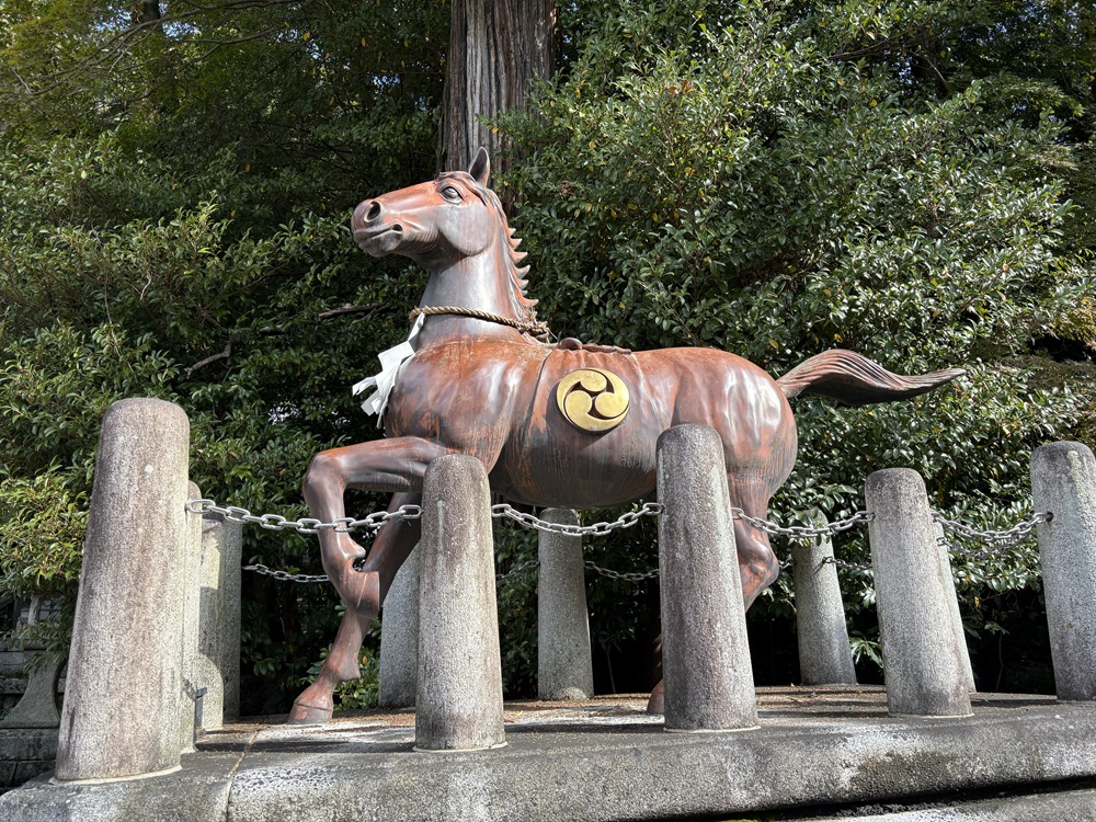 日牟禮八幡宮の御神馬像