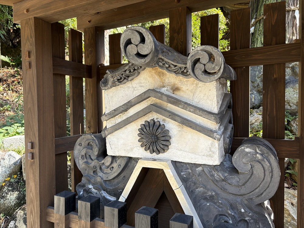 台風で落下してしまった鬼瓦