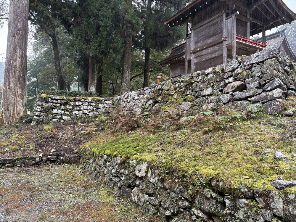 境内のいたるところに石壁