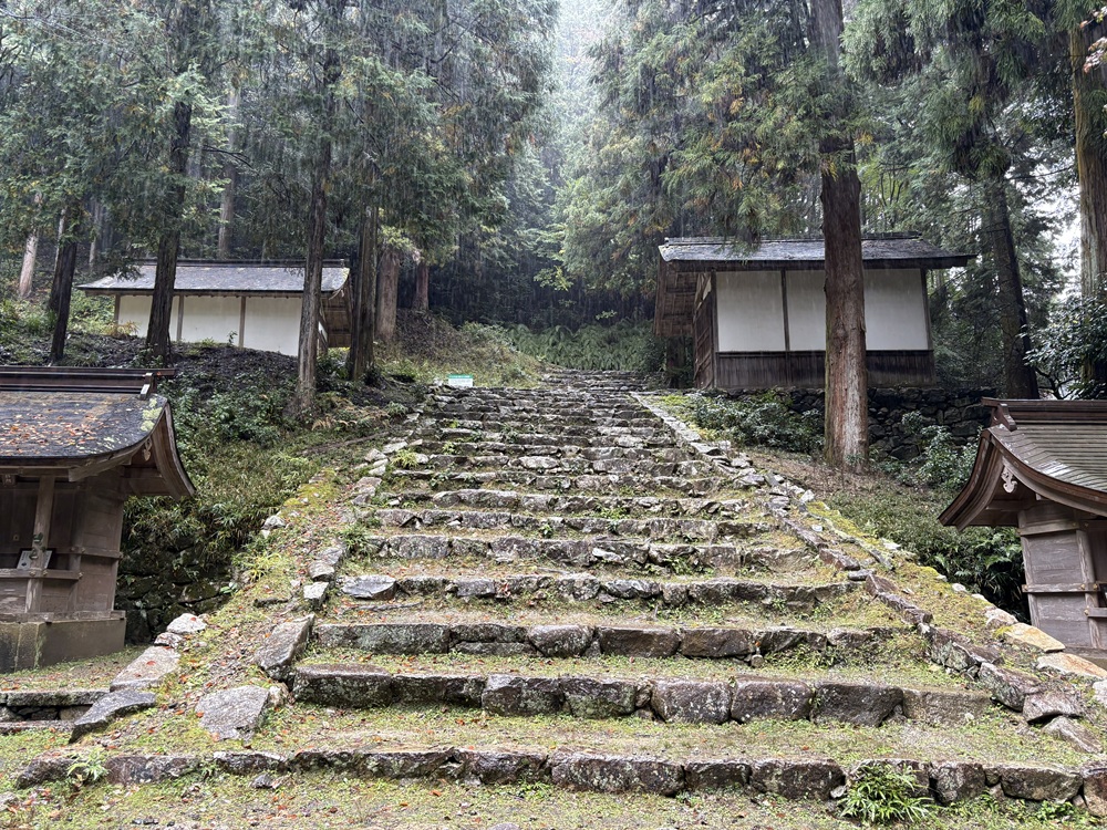 三宮と牛尾宮の遥拝所