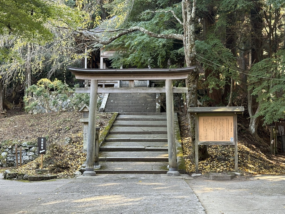 義経隠れ塔が下ったところにある（行く気なし）