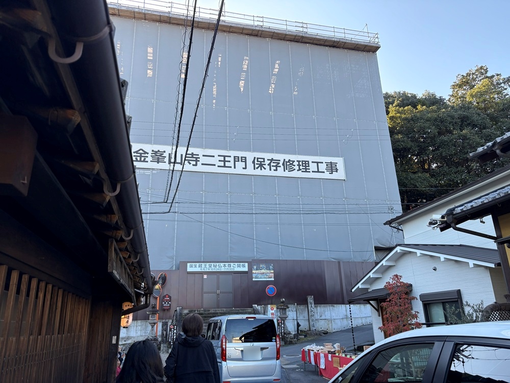 道幅が狭く車が通るので歩きにくい