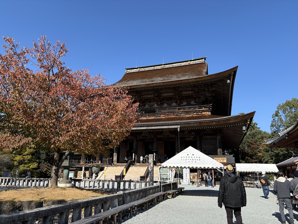 金峯山寺蔵王堂周辺は少し紅葉が始まっていました