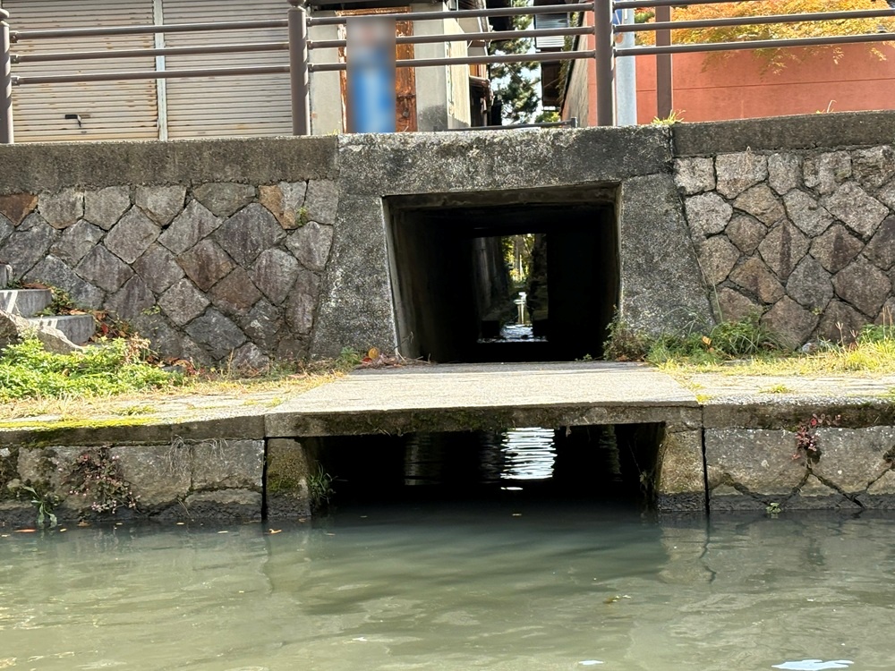 まっすぐな背割下水